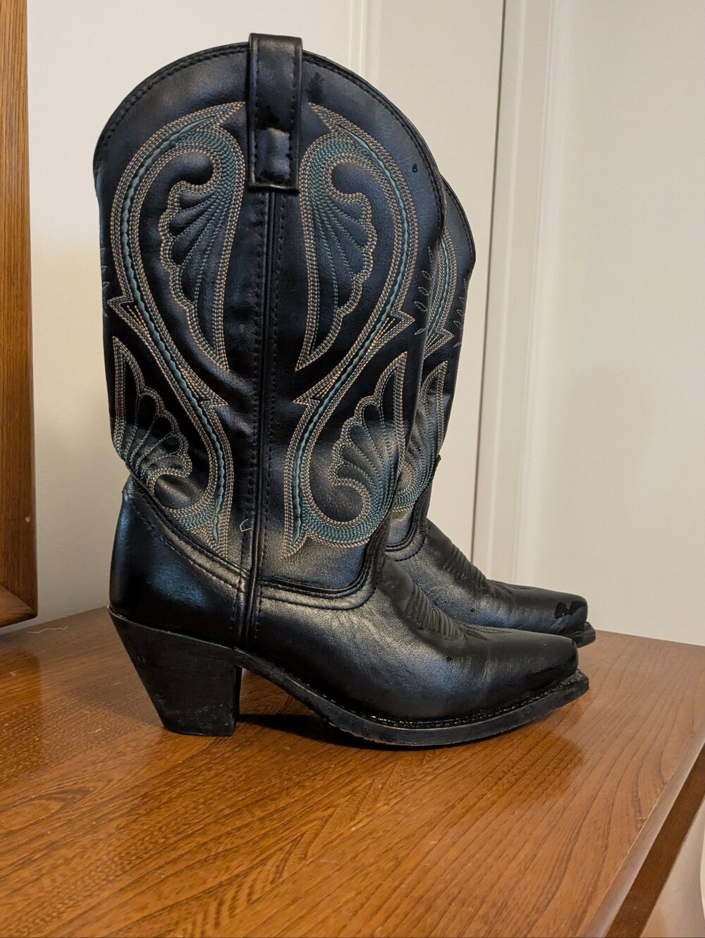 Laredo Canyon boots in black with turquoise and cream stitching